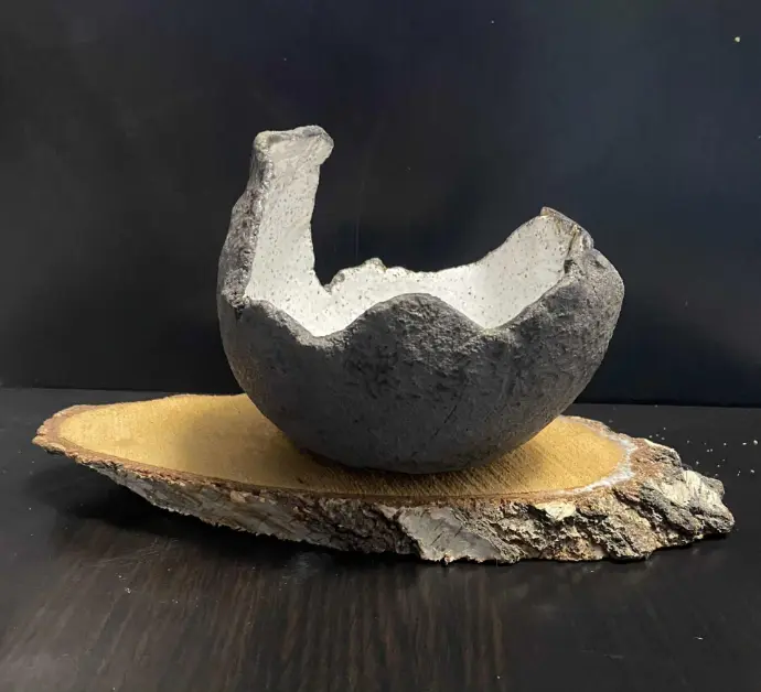 Bougie éternelle avec perles de cires de cireCette bougie éternelle avec perles de cire se distingue par son design à la fois brut et raffinéA l'intérieur les perles de cire remplacent la cire traditionnelle.