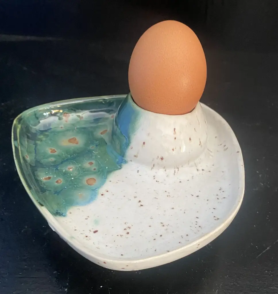 Coquetier intégré sur petite assiette